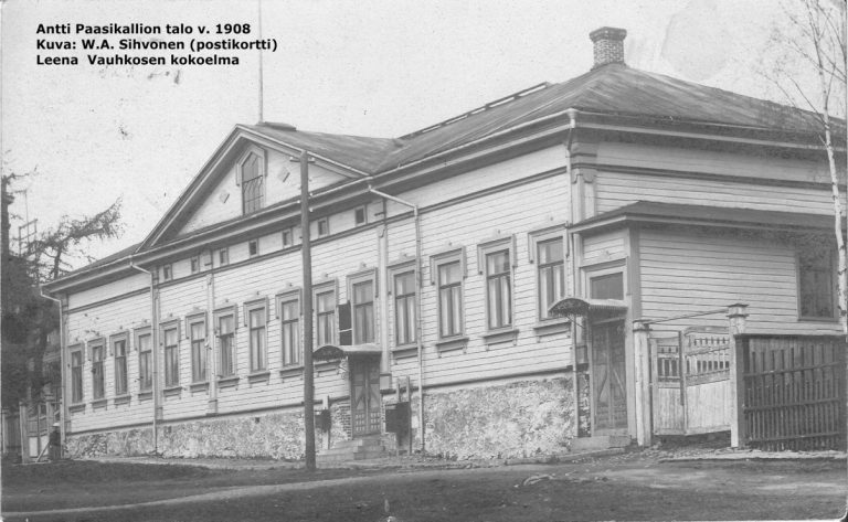 Mustavalkovalokuva postitalon julkisivusta Olavintorilta kuvattuna.