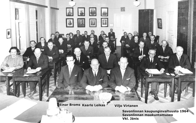 Mustavalkovalokuva kuvattuna puheenjohtajan pöydältä valtuustosalin takaosaan päin. Ahdasta on, kun Einar Bromsin, Kaarlo Leikkaan ja Viljo Virtasen lisäksi salissa on lisäksi 34 valtuuston jäsentä.