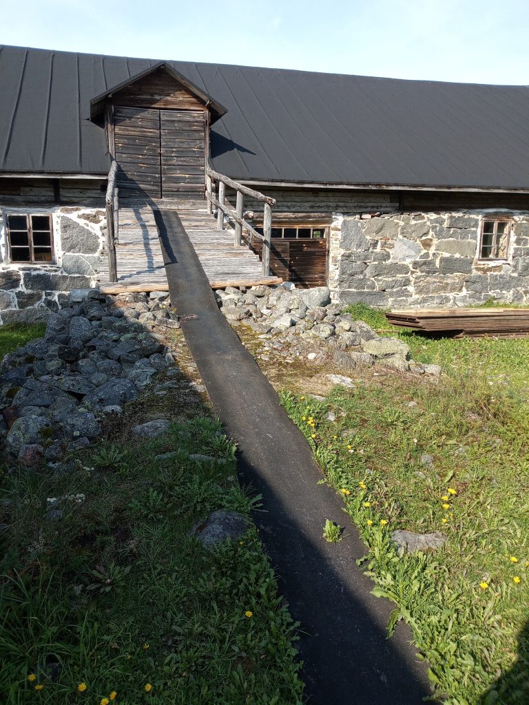 Valokuva kivinavetasta, jonka vintille johtavalle sillalla on lisätty hakekuljettimen kapea matto.