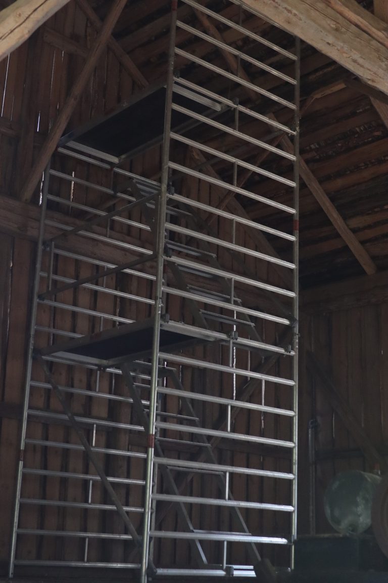 Alumiininen rakennusteline rankorakenteisen puimalan sisällä.