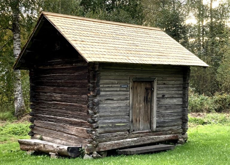 Hirsirakennus, jossa on uusi pärekatto.