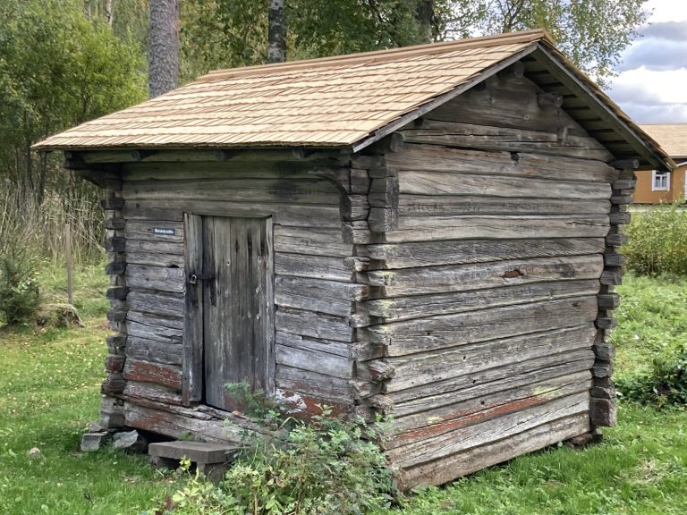 Hirsirakennus, jossa on uusi pärekatto.