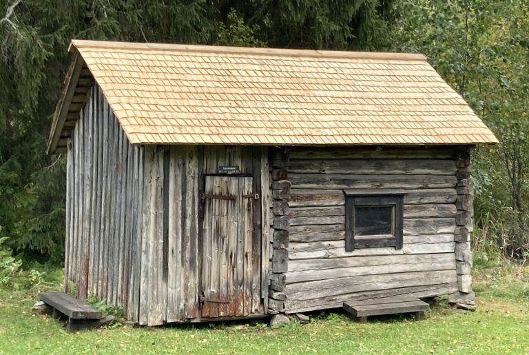 Hirsirakennus, jossa on uusi pärekatto.