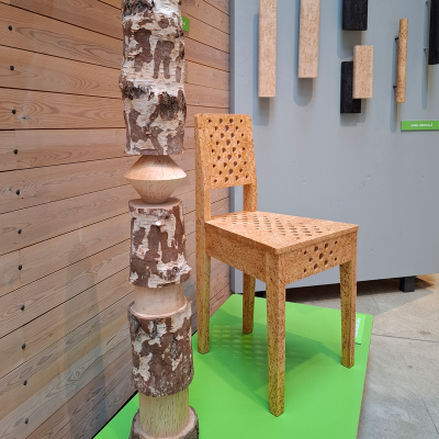 Visakoivusta tehty karmastuoli sekä taideteoa.