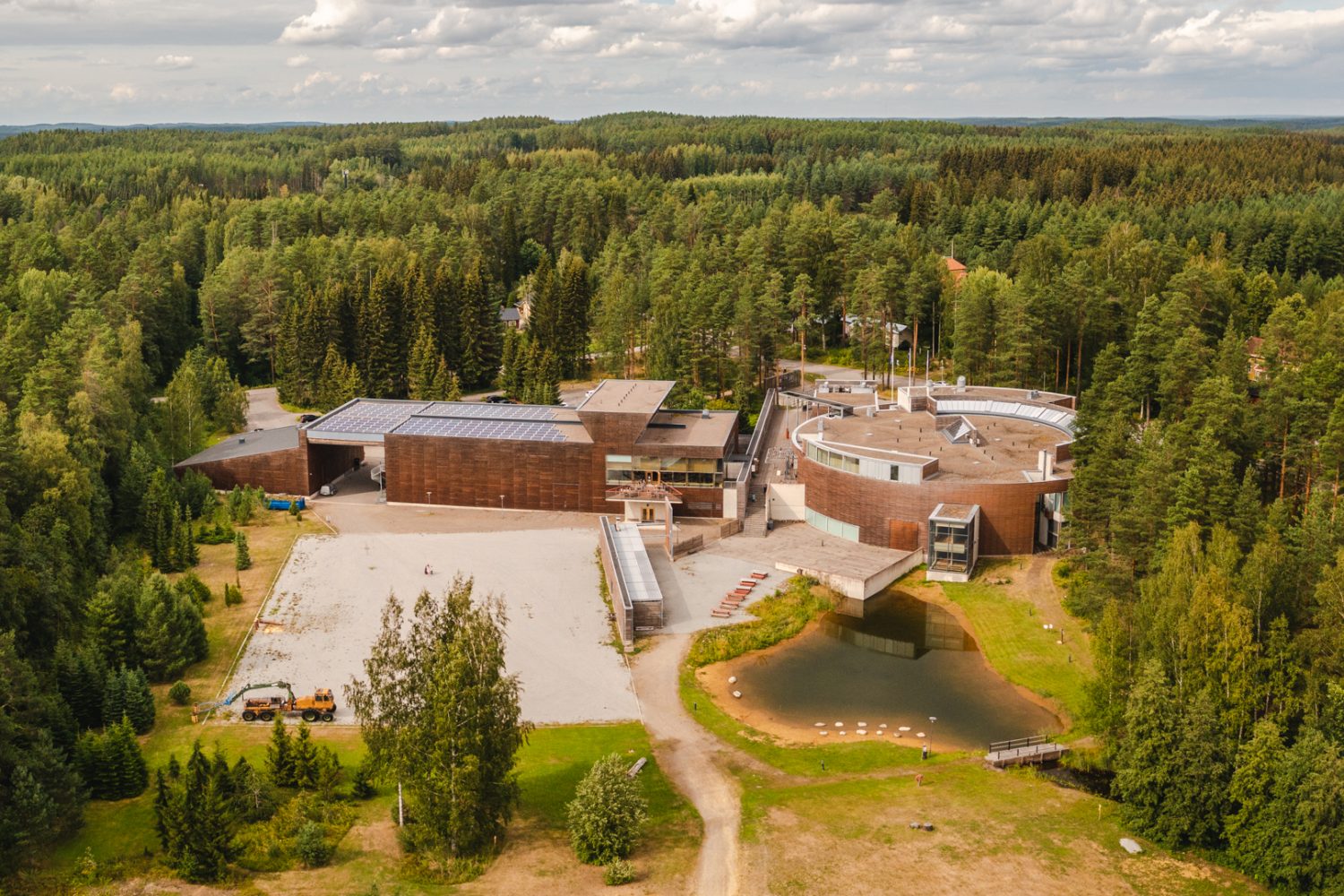 Kesäinen ilmakuva Suomen metsämuseon rakennuksista.