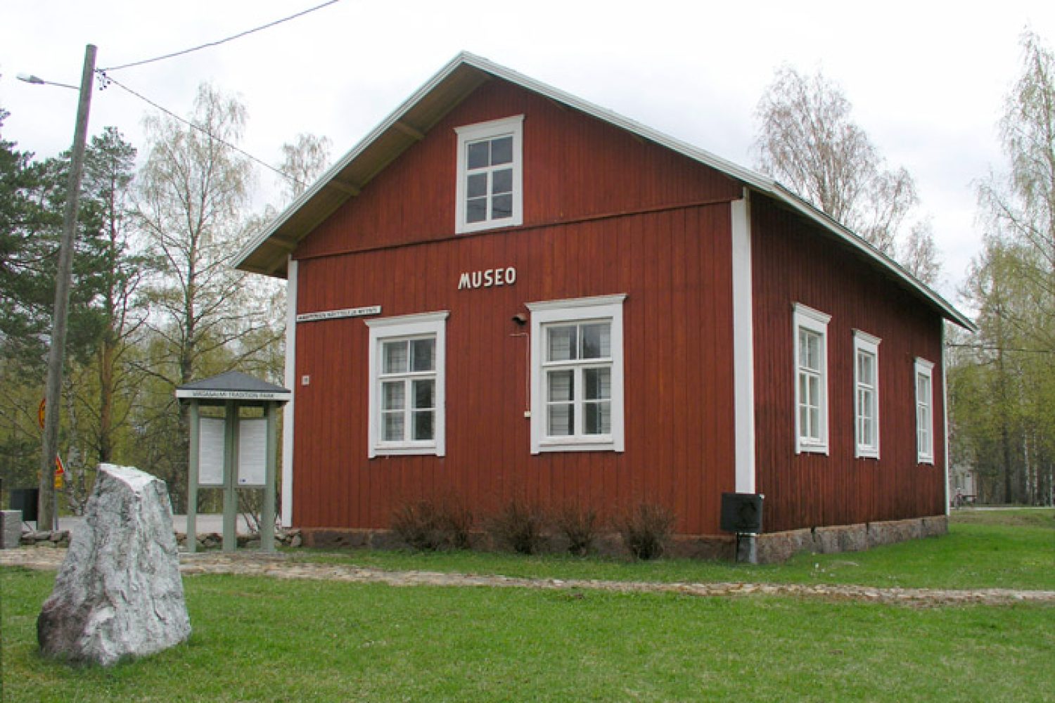 Punainen puurakennus. Talon seinässä lukee "MUSEO".