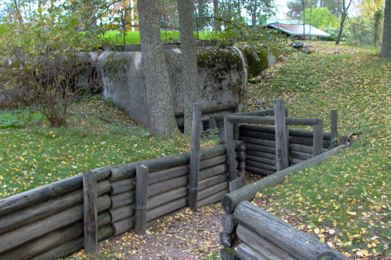 Pylväspuilla tuettu korsun yhteyshauta johtaa ulokkeelliseen korsun ulkokäytävään, johon on varattu tila pyörälavetilla varustetulle panssarintorjuntatykille.