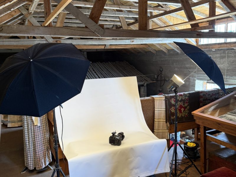 Penkin päälle on asetettu vaalea kangas, jonka päällä museoesineitä kuvattiin.